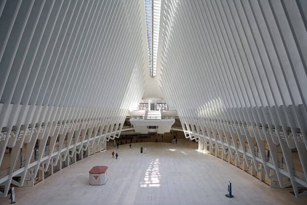 200401 People walking inside The Oculus as the coronavirus, COVID-19, outbreak continues on April 1, 2020 in New York, NY, USA. Across the city businesses, schools and places of work have been shutting down, leading to empty streets and quiet neighborhoods. Photo: Joel Marklund BILDBYRAN kod JM 88128 bbeng coronavirus covid-19 virus corona sjukdom Copyright: JOELxMARKLUND 47112319st