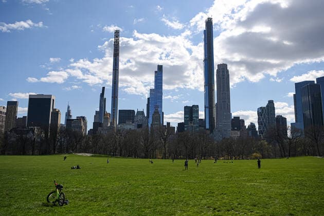 200401 General view of Central Park as the coronavirus, COVID-19, outbreak continues on April 1, 2020 in New York, NY, USA. Across the city businesses, schools and places of work have been shutting down, leading to empty streets and quiet neighborhoods. Photo: Joel Marklund BILDBYRAN kod JM 88128 bbeng coronavirus covid-19 virus corona sjukdom Copyright: JOELxMARKLUND 47112329st