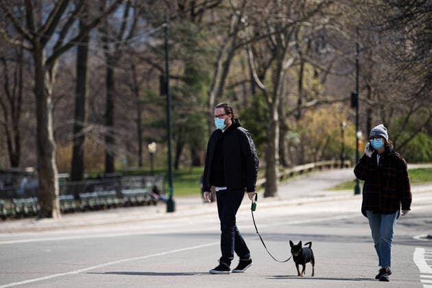 200401 A couple wears masks when walking in Central Park as the coronavirus, COVID-19, outbreak continues on April 1, 2020 in New York, NY, USA. Across the city businesses, schools and places of work have been shutting down, leading to empty streets and quiet neighborhoods. Photo: Joel Marklund BILDBYRAN kod JM 88128 bbeng coronavirus covid-19 virus corona sjukdom Copyright: JOELxMARKLUND 47112330st