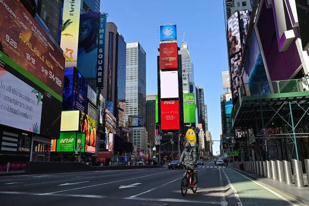 200401 General view of Times Square as the coronavirus, COVID-19, outbreak continues on April 1, 2020 in New York, NY, USA. Across the city businesses, schools and places of work have been shutting down, leading to empty streets and quiet neighborhoods. Photo: Joel Marklund BILDBYRAN kod JM 88128 bbeng coronavirus covid-19 virus corona sjukdom Copyright: JOELxMARKLUND 47112338st