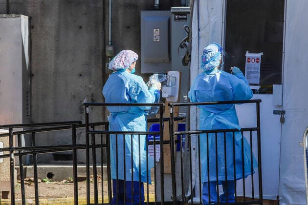 April 1, 2020, New York, NEW YORK, EUA: Movement of health professionals at The Brooklyn Hospital Center where a morgue was adapted on a refrigerated truck on the street of the hospital in the Brooklyn neighborhood of New York during the Coronovirus COVID-19 pandemic in the United States. New York EUA - ZUMAc233 47112278st Copyright: xVanessaxCarvalhox