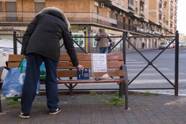 Rome: Food on a bench to help needy families In Rome, in via Oderisi da Gubbio, Marconi district, on a bench at the exit of a supermarket, people lay food and various groceries to help families in difficulty during the Covid-19 pandemic Roma RM Italy Copyright: MatteoxNardone