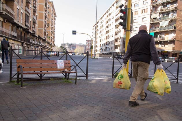 Rome: Food on a bench to help needy families In Rome, in via Oderisi da Gubbio, Marconi district, on a bench at the exit of a supermarket, people lay food and various groceries to help families in difficulty during the Covid-19 pandemic Roma RM Italy Copyright: MatteoxNardone