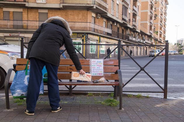 Rome: Food on a bench to help needy families In Rome, in via Oderisi da Gubbio, Marconi district, on a bench at the exit of a supermarket, people lay food and various groceries to help families in difficulty during the Covid-19 pandemic Roma RM Italy Copyright: MatteoxNardone