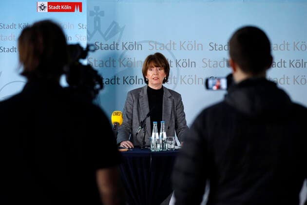 Henriette Reker bei einer Pressekonferrenz nach der Sitzung des Krisenstabs über die aktuelle Laqe bezüglich der Coronakrise im Muschelsaal des historischen Rathauses. Köln, 01.04.2020