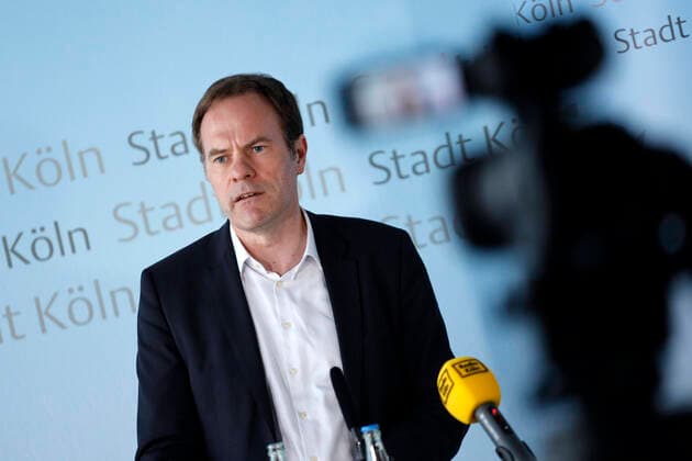 Stephan Keller bei einer Pressekonferrenz nach der Sitzung des Krisenstabs über die aktuelle Laqe bezüglich der Coronakrise im Muschelsaal des historischen Rathauses. Köln, 01.04.2020