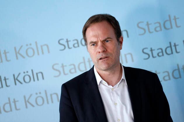 Stephan Keller bei einer Pressekonferrenz nach der Sitzung des Krisenstabs über die aktuelle Laqe bezüglich der Coronakrise im Muschelsaal des historischen Rathauses. Köln, 01.04.2020