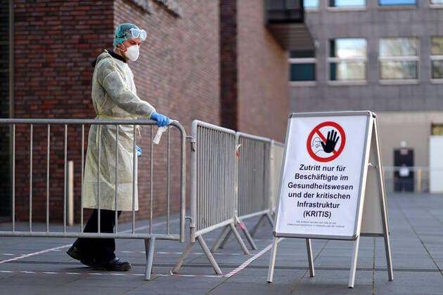 Die Stadt Köln hat ein drittes Infektionsschutzzentrum mit Mitarbeitern der Kölner Feuerwehr in Betrieb genommen, wo sich Bürger auf Covid-19 testen lassen können. Köln, 01.04.2020