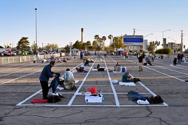 News Bilder des Tages April 1, 2020, Las Vegas, Nevada, USA: People prepare a place to sleep in an area marked by painted boxes at a temporary homeless shelter set up in a parking lot at Cashman Center amid the coronavirus pandemic in Las Vegas, Nevada. Local officials opened the makeshift shelter after another local shelter closed when a homeless man staying there tested positive for the coronavirus. Las Vegas USA - ZUMAbk3_ 20200401_zaf_bk3_011 Copyright: xDavidxBeckerx