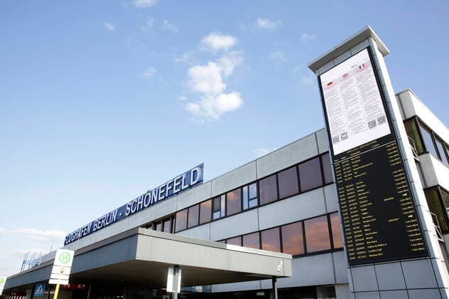 Viele Flugzeuge bleiben am Boden am Flughafen Berlin-Schönefeld. Aufgrund der Corona-Krise sind in Schönefeld die Passagierzahlen eingebrochen. Der Airport ist fast menschenleer. An diesem Mittwoch flog nur eine einzige Ryanair-Maschine nach London. Berlin, 01.04.2020