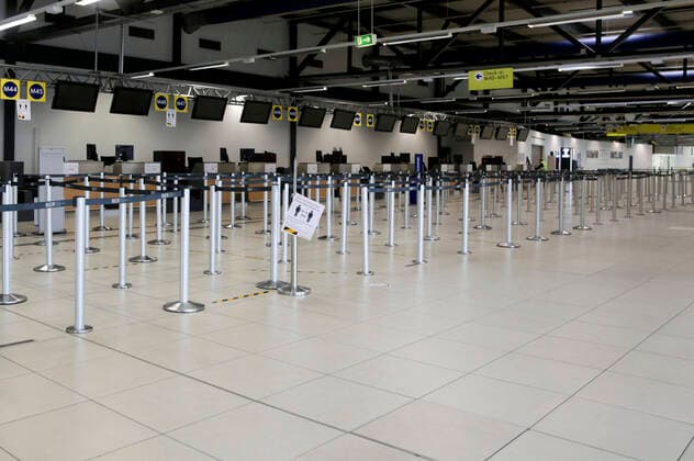 Viele Flugzeuge bleiben am Boden am Flughafen Berlin-Schönefeld. Aufgrund der Corona-Krise sind in Schönefeld die Passagierzahlen eingebrochen. Der Airport ist fast menschenleer. An diesem Mittwoch flog nur eine einzige Ryanair-Maschine nach London. Berlin, 01.04.2020