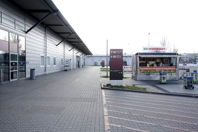 Viele Flugzeuge bleiben am Boden am Flughafen Berlin-Schönefeld. Aufgrund der Corona-Krise sind in Schönefeld die Passagierzahlen eingebrochen. Der Airport ist fast menschenleer. An diesem Mittwoch flog nur eine einzige Ryanair-Maschine nach London. Berlin, 01.04.2020