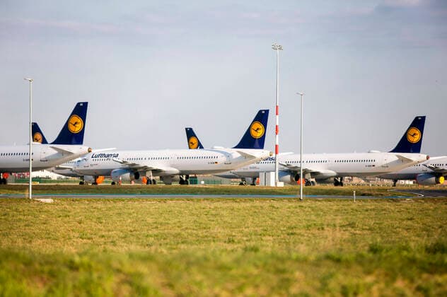 Viele Flugzeuge bleiben am Boden am Flughafen Berlin-Schönefeld. Aufgrund der Corona-Krise sind in Schönefeld die Passagierzahlen eingebrochen. Der Airport ist fast menschenleer. An diesem Mittwoch flog nur eine einzige Ryanair-Maschine nach London. Berlin, 01.04.2020