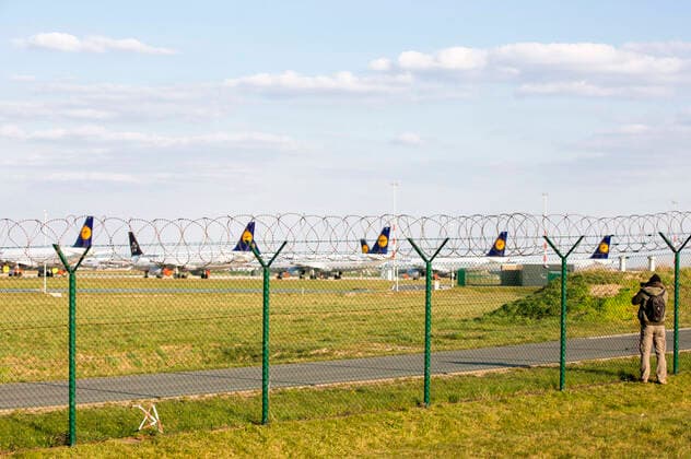 Viele Flugzeuge bleiben am Boden am Flughafen Berlin-Schönefeld. Aufgrund der Corona-Krise sind in Schönefeld die Passagierzahlen eingebrochen. Der Airport ist fast menschenleer. An diesem Mittwoch flog nur eine einzige Ryanair-Maschine nach London. Berlin, 01.04.2020