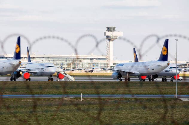Viele Flugzeuge bleiben am Boden am Flughafen Berlin-Schönefeld. Aufgrund der Corona-Krise sind in Schönefeld die Passagierzahlen eingebrochen. Der Airport ist fast menschenleer. An diesem Mittwoch flog nur eine einzige Ryanair-Maschine nach London. Berlin, 01.04.2020 *** Many aircraft remain on the ground at Berlin Schoenefeld Airport Passenger numbers have collapsed at Schoenefeld due to the corona crisis The airport is almost deserted This Wednesday only one Ryanair aircraft flew to London Berlin, 01 04 2020 Foto:xF.xBungertx xFuturexImage