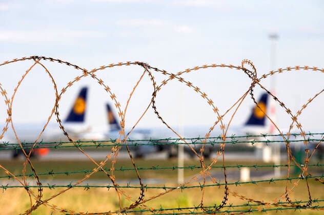Viele Flugzeuge bleiben am Boden am Flughafen Berlin-Schönefeld. Aufgrund der Corona-Krise sind in Schönefeld die Passagierzahlen eingebrochen. Der Airport ist fast menschenleer. An diesem Mittwoch flog nur eine einzige Ryanair-Maschine nach London. Berlin, 01.04.2020