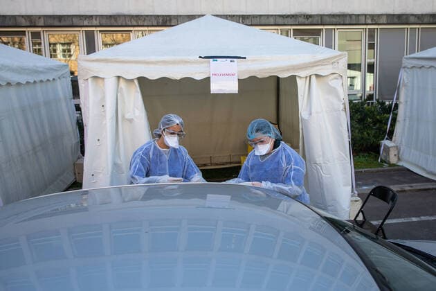 (200402) -- PARIS, April 2, 2020 (Xinhua) -- Medical biologists prepare to handle a swab to test a mediacal worker for the COVID-19 disease at a COVID-19 drive-in test center in Paris, France, April 1, 2020. A COVID-19 drive-in and screening center has opened at the City Hall of the 17th arrondissement of Paris in partnership with three laboratories in the arrondissement and is dedicated to healthcare professionals. (Photo by Aurelien Morissard Xinhua) FRANCE-PARIS-CORONAVIRUS-DRIVE IN TEST 