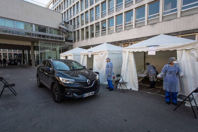 (200402) -- PARIS, April 2, 2020 (Xinhua) -- Medical biologists are seen at a COVID-19 drive-in test center in Paris, France, April 1, 2020. A COVID-19 drive-in and screening center has opened at the City Hall of the 17th arrondissement of Paris in partnership with three laboratories in the arrondissement and is dedicated to healthcare professionals. (Photo by Aurelien Morissard Xinhua) FRANCE-PARIS-CORONAVIRUS-DRIVE IN TEST 