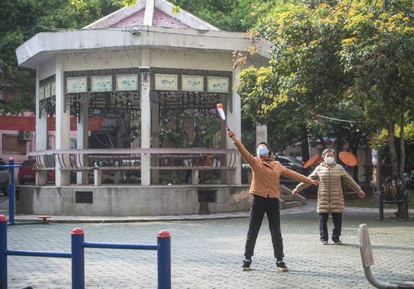 (200402) -- WUHAN, April 2, 2020 -- People exercise at a community in Wuhan, capital of central China s Hubei Province, April 1, 2020. Life in Wuhan is gradually back to normal as the coronavirus outbreak wanes. ) CHINA-HUBEI-WUHAN-LIFE BACK TO NORMAL (CN) XiaoxYijiu 