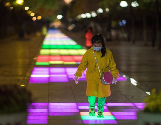 (200402) -- WUHAN, April 2, 2020 -- A girl has fun on a river dike in Hankou District of Wuhan, capital of central China s Hubei Province, April 1, 2020. Life in Wuhan is gradually back to normal as the coronavirus outbreak wanes. ) CHINA-HUBEI-WUHAN-LIFE BACK TO NORMAL (CN) XiaoxYijiu 