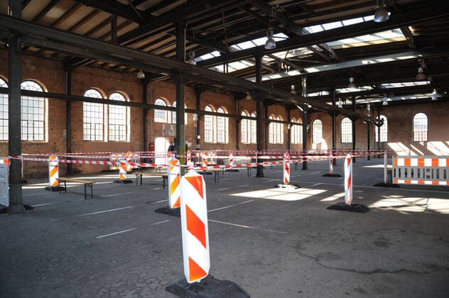 Die neue Corona Teststation am Donnerstag (02.04.2020) in Landsweiler-Reden. Die Teststation wurde von der Sporthalle in Ottweiler in die Große Werkstatt in Landsweiler-Reden verlegt. Die Sporthalle soll zu einem Versorgungszentrum umgebaut werden. Hinweis: Zivilpersonen müssen unkenntlich gemacht werden.