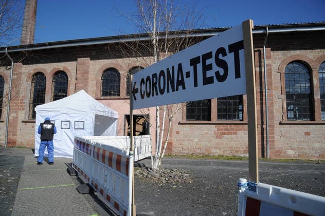Die neue Corona Teststation am Donnerstag (02.04.2020) in Landsweiler-Reden. Die Teststation wurde von der Sporthalle in Ottweiler in die Große Werkstatt in Landsweiler-Reden verlegt. Die Sporthalle soll zu einem Versorgungszentrum umgebaut werden. Hinweis: Zivilpersonen müssen unkenntlich gemacht werden.