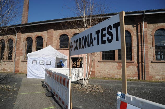 Die neue Corona Teststation am Donnerstag (02.04.2020) in Landsweiler-Reden. Die Teststation wurde von der Sporthalle in Ottweiler in die Große Werkstatt in Landsweiler-Reden verlegt. Die Sporthalle soll zu einem Versorgungszentrum umgebaut werden. Hinweis: Zivilpersonen müssen unkenntlich gemacht werden.