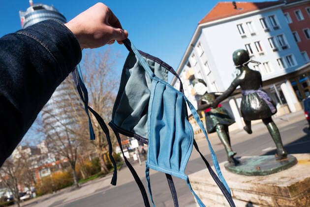 Zwei handgenähte Masken für die kommende Mund Nasen Schutz Pflicht Maskenpflicht in Jena. Im Hintergrund der JenTower und die Statue der beiden tanzenden Mädchen, die Unbekannte mit Atemmasken versehen haben. Foto vom 2.4.2020. Innenstadt Jena
