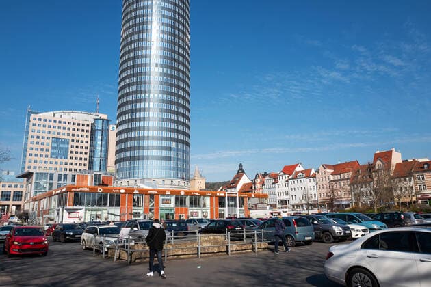 Der Eichplatz im Zentrum von Jena ist am Vormittag des 2.4.2020 voll mit geparkten Autos. Im Hintergrund der Jentower. Innenstadt Jena