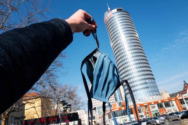 Zwei handgenähte Masken für die kommende Mund Nasen Schutz Pflicht Maskenpflicht in Jena. Im Hintergrund der JenTower und Eichplatz. Foto vom 2.4.2020. Innenstadt Jena