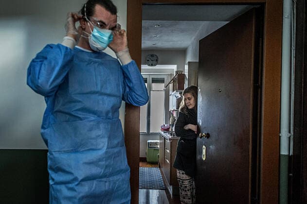 Milan. USCA Special Home Guard Medical Units ATS and General Practitioners to Help Patients at home infected with COVID19 Coronavirus while assisting an 88-year-old lady (Carlo Cozzoli Fotogramma, Milan - 2020-04-02) p.s. la foto e utilizzabile nel rispetto del contesto in cui e stata scattata, e senza intento diffamatorio del decoro delle persone rappresentate  Copyright: xCarloxCozzolix xFOTOGRAMMAx
