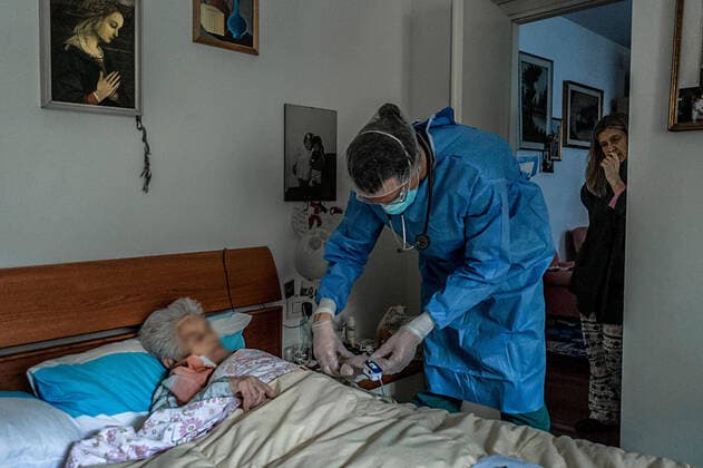 News Bilder des Tages Milan. USCA Special Home Guard Medical Units ATS and General Practitioners to Help Patients at home infected with COVID19 Coronavirus while assisting an 88-year-old lady (Carlo Cozzoli Fotogramma, Milan - 2020-04-02) p.s. la foto e utilizzabile nel rispetto del contesto in cui e stata scattata, e senza intento diffamatorio del decoro delle persone rappresentate  Copyright: xCarloxCozzolix xFOTOGRAMMAx