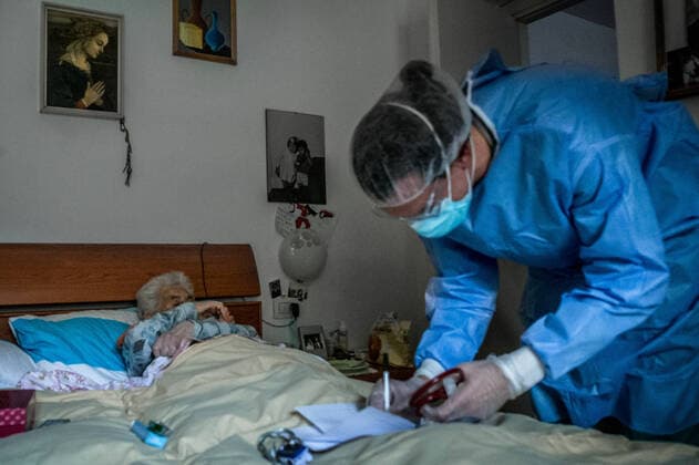 Milan. USCA Special Home Guard Medical Units ATS and General Practitioners to Help Patients at home infected with COVID19 Coronavirus while assisting an 88-year-old lady (Carlo Cozzoli Fotogramma, Milan - 2020-04-02) p.s. la foto e utilizzabile nel rispetto del contesto in cui e stata scattata, e senza intento diffamatorio del decoro delle persone rappresentate  Copyright: xCarloxCozzolix xFOTOGRAMMAx