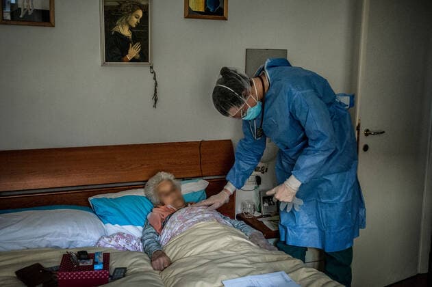 Milan. USCA Special Home Guard Medical Units ATS and General Practitioners to Help Patients at home infected with COVID19 Coronavirus while assisting an 88-year-old lady (Carlo Cozzoli Fotogramma, Milan - 2020-04-02) p.s. la foto e utilizzabile nel rispetto del contesto in cui e stata scattata, e senza intento diffamatorio del decoro delle persone rappresentate  Copyright: xCarloxCozzolix xFOTOGRAMMAx