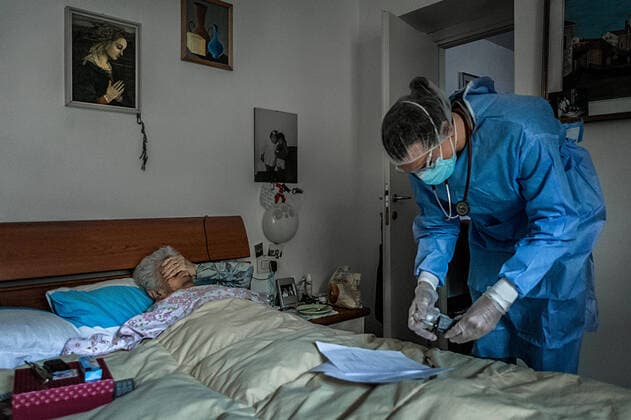 Milan. USCA Special Home Guard Medical Units ATS and General Practitioners to Help Patients at home infected with COVID19 Coronavirus while assisting an 88-year-old lady (Carlo Cozzoli Fotogramma, Milan - 2020-04-02) p.s. la foto e utilizzabile nel rispetto del contesto in cui e stata scattata, e senza intento diffamatorio del decoro delle persone rappresentate  Copyright: xCarloxCozzolix xFOTOGRAMMAx