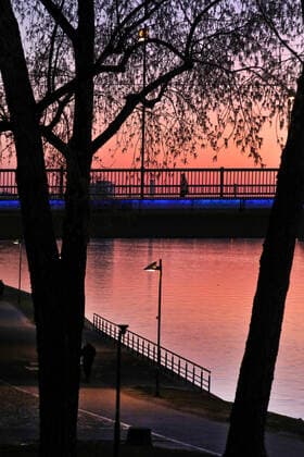 01.04.2020, Frankfurt, DEU Sonnenuntergang am Main, Wenige Spaziergaenger sind unterwegs