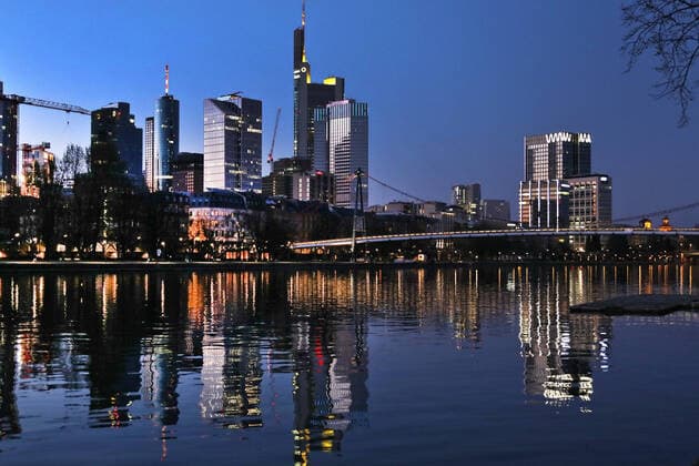 01.04.2020, Frankfurt, DEU Sonnenuntergang am Main, Buerogebaeude spiegeln sich im Main.