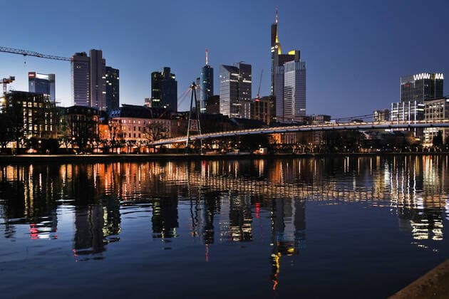 01.04.2020, Frankfurt, DEU Sonnenuntergang am Main, Buerogebaeude spiegeln sich im Main.
