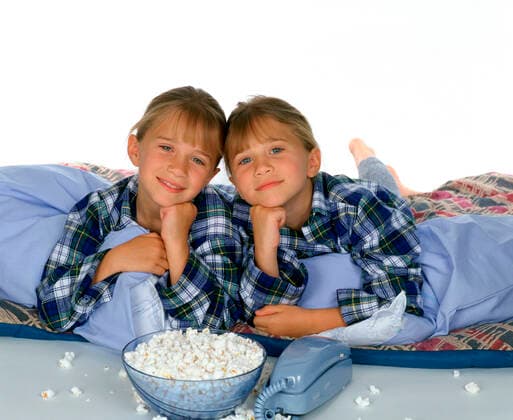 YOU RE INVITED TO MARY-KATE & ASHLEY S SLEEPOVER PARTY, from left: Mary-Kate Olsen, Ashley Olsen, 1995, Dualstar Productions courtesy Everett Collection Dualstar Productions courtesy Everett Collection !ACHTUNG AUFNAHMEDATUM GESCHÃ„TZT! PUBLICATIONXNOTxINxCANxCHNxFRAxITAxJPNxNORxPOLxRUSxESPxUKxUSA Copyright: xCourtesyxEverettxCollectionx MCDYOIN EC015