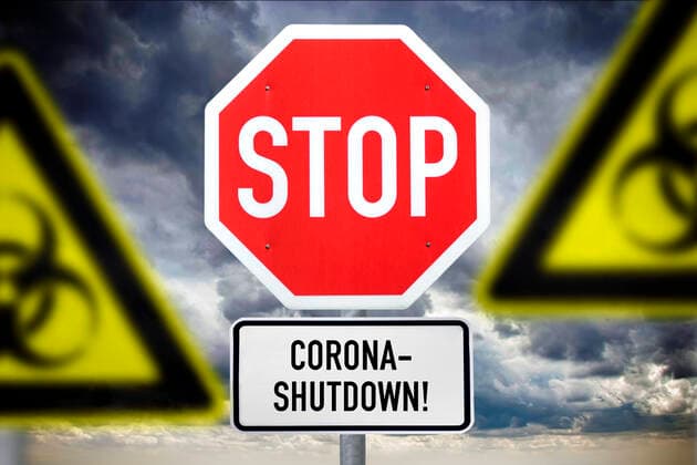 FOTOMONTAGE, Stop-Schild, Schild mit Aufschrift Corona-Shutdown und BiogefÃ¤hrdungsschilder