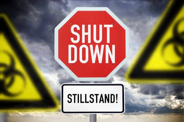 FOTOMONTAGE, Schilder mit Aufschrift Shutdown und Stillstand und BiogefÃ¤hrdungsschilder, Symbolfoto Corona-Shutdown