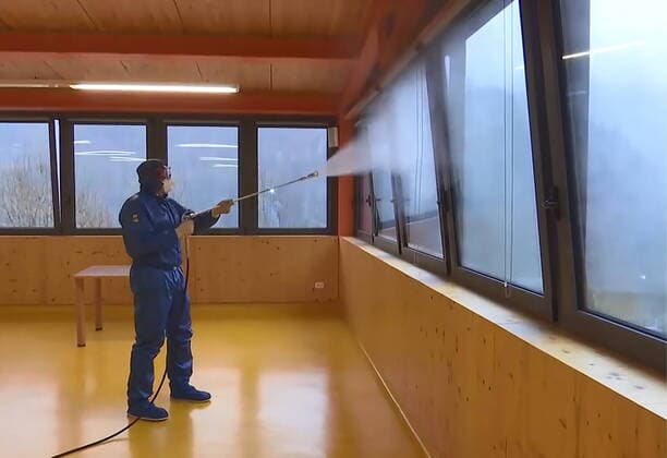 News Bilder des Tages LOMBARDY, ITALY - APRIL 2, 2020: A brigade of Russian epidemiologists and experts of the Troops of Radiological, Chemical and Biological Defence of the Russian Defence Ministry carry out a full disinfection of the Milesi retirement home in the commune of Gromo, the province of Bergamo. Video screen grab. Russian Defence Ministry TASS  TS0D42E6