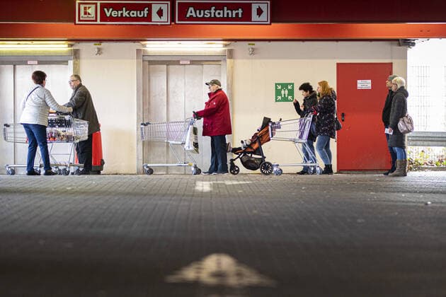 Menschen stehen mit Einkaufswagen vor einem Supermarkt und warten auf den Einlass, aufgenommen in Goerlitz, 02.04.2020. Aufgrund der Verbreitung des Coronaviruses gibt es Einlassbeschraenkungen in Supermaerkten. Goerlitz Deutschland