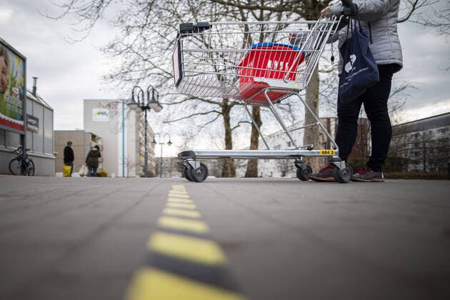 Eine Frau steht mit Einkaufswagen vor einem Supermarkt an einer Markierung und wartet auf den Einlass, aufgenommen in Goerlitz, 02.04.2020. Aufgrund der Verbreitung des Coronaviruses gibt es Einlassbeschraenkungen in Supermaerkten. Goerlitz Deutschland