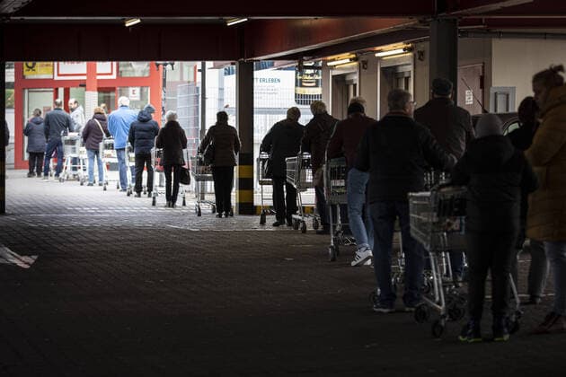 News Themen der Woche KW13 Menschen stehen mit Einkaufswagen vor einem Supermarkt und warten auf den Einlass, aufgenommen in Goerlitz, 02.04.2020. Aufgrund der Verbreitung des Coronaviruses gibt es Einlassbeschraenkungen in Supermaerkten. Goerlitz Deutschland
