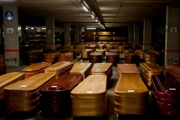 Bilder des Jahres 2020, News 04 April News Themen der Woche KW13 News Bilder des Tages View of several coffins kept at the parking lot of the funeral home of the town of Collserola, Barcelona, Spain, 2 April 2020. The coffins are kept in the parking to avoid the collapse of the morgues of surrounding hospitals. Spain faces the 19th consecutive day of mandatory home confinement in a bid to slow down the spread of the pandemic COVID-19 disease caused by the SARS-CoV-2 coronavirus. Lockdown during coronavirus !ACHTUNG: NUR REDAKTIONELLE NUTZUNG!  Copyright: xQuiquexGarciax GRAFCAT4099 20200402-637214310580353604