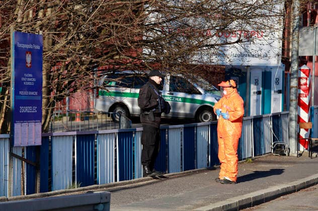 Strenge Corona-Kontrollen und lange Wartezeiten am Grenzübergang Stadtbrücke von Görlitz nach Zgorzelec. Görlitz, 01.04.2020