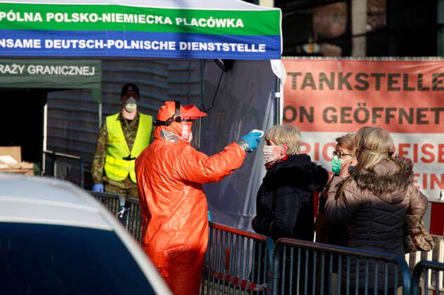 Strenge Corona-Kontrollen und lange Wartezeiten am Grenzübergang Stadtbrücke von Görlitz nach Zgorzelec. Görlitz, 01.04.2020