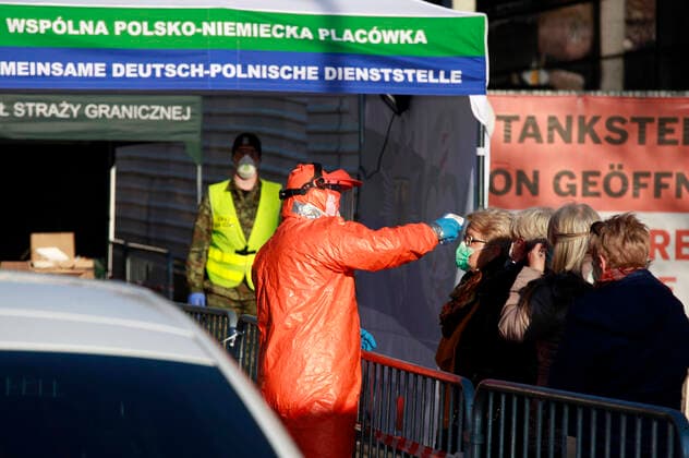 Strenge Corona-Kontrollen und lange Wartezeiten am Grenzübergang Stadtbrücke von Görlitz nach Zgorzelec. Görlitz, 01.04.2020