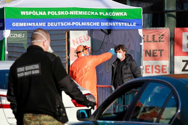 Strenge Corona-Kontrollen und lange Wartezeiten am Grenzübergang Stadtbrücke von Görlitz nach Zgorzelec. Görlitz, 01.04.2020
